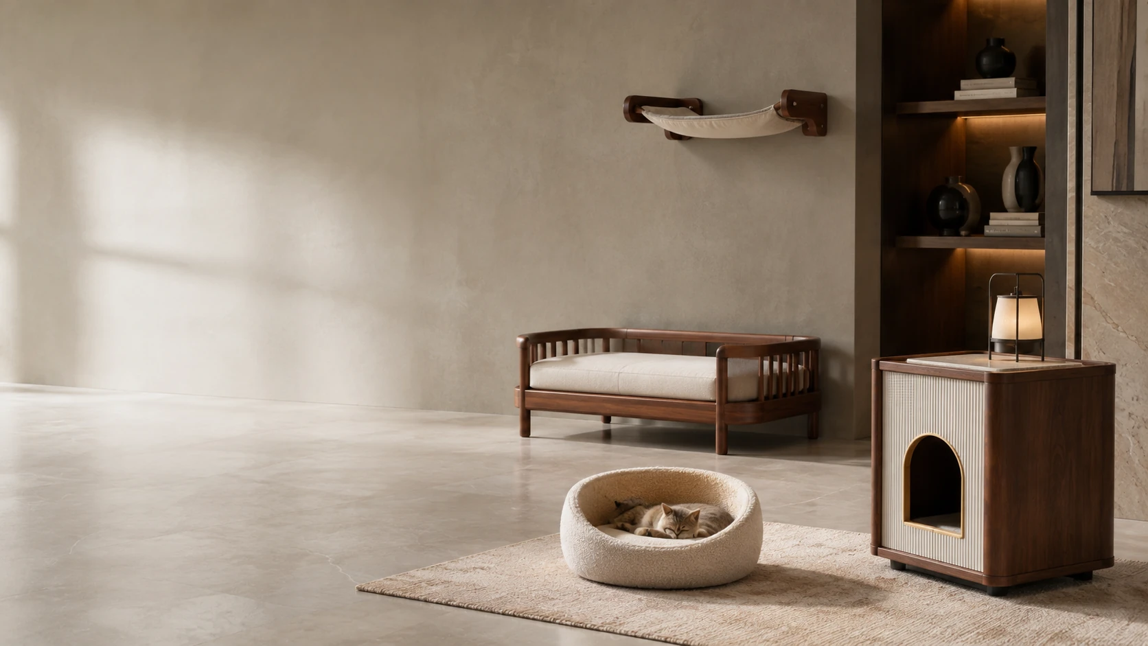 Ecosistema de descanso en casa en una vivienda moderna premium: hamaca de pared, casa de madera, cama crema y casa cerrada conviven; el gato duerme en la cama